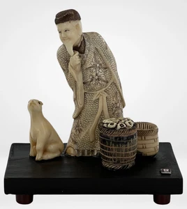 Estatuilla tallada asiática de un anciano con estatuilla de perro - Imagen 1 de 6