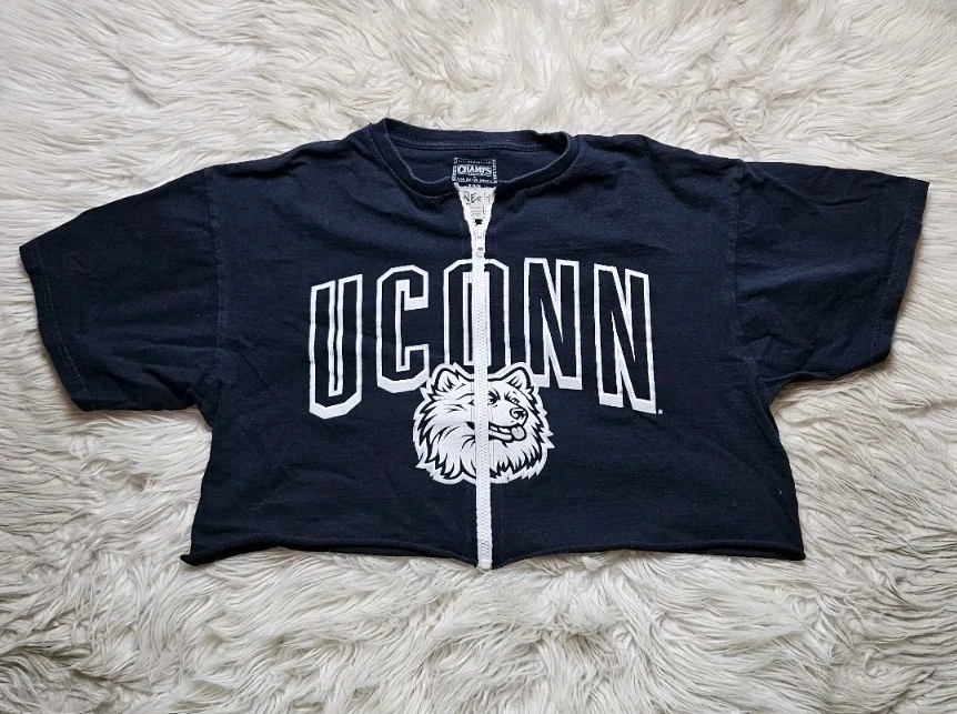 UCONN Huskies Basketball Womens Cropped Full-Zip Graphic T-Shirt Medium READ - Image 1 of 4