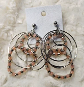 Free People Silber Rosa Perlen Creolen Ohrhänger Lagenlook Neu mit Etikett Einzelhandel $30 - Bild 1 von 6