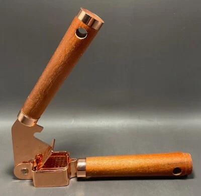 Пресс для чеснока с деревянными ручками и цветным металлом розового золота - Изображение 1 из 4