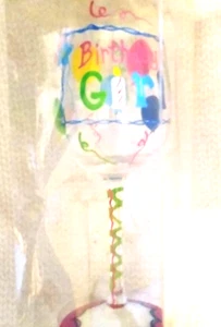NEU Geburtstag Mädchen Weinglas handbemalt und Geburtstag Pin Party feiern Neu aus altem Lagerbestand - Bild 1 von 9
