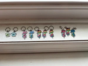 8 bunte Katze Kätzchen & 2 Pfotenabdruck Charms - Schmuck/Schlüsselanhänger/Reißverschlussgriffe - Bild 1 von 8
