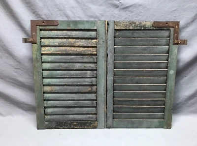 Pequeño par de persianas negras con persianas de madera para ventana de casa antiguas 14x21 de colección 55-25B Foto 1 de 4