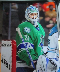 ARTURS SILOVS HANDSIGNIERT 8 X 10 MATT FOTO VANCOUVER CANUCKS (E) ABBOTSFORD - Bild 1 von 2