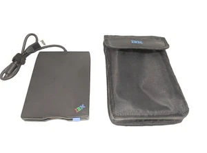 Unidad de disquete externa IBM FD-05PUB 3,5 PULGADAS USB CON BOLSA DE TRANSPORTE - Imagen 1 de 4