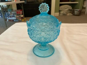 Fenton blau Gänseblümchen & Knopf Fuß Glas Süßigkeiten Schüssel mit Deckel überbacken 6,5" - Bild 1 von 3