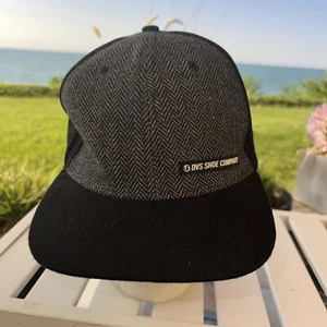 DVS Shoe Company Mütze Kappe Gummi Logo auf Tweedstoff vorne schwarz weiß Druckknopflasche - Bild 1 von 10
