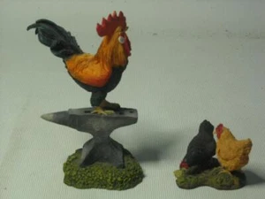 Estatuilla de pájaro Bowbrook Studios of Worcester cockerel on yunque + dos gallinas - Imagen 1 de 7