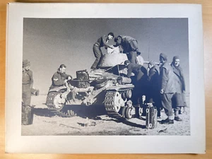 Segunda Guerra Mundial Reconocimiento en un Tanque 2ª Batalla de El Alamein Fuerzas Aliadas Foto Original en Blanco y Negro - Imagen 1 de 2