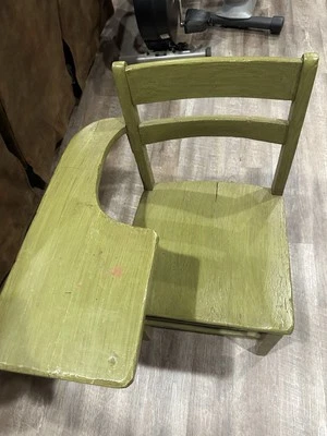 Antigua silla de estudiante de madera vintage con escritorio adjunto Foto 1 de 2