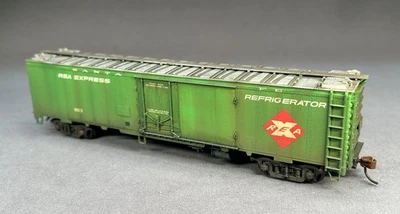 New Weathered Walthers REA Express “Santa Fe” refrigerator car, HO - Image 1 of 4