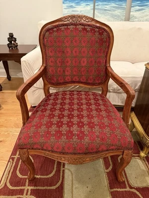 Sillón francés estilo Luis XV madera tallada fauteuil con tapicería damasco rojo Foto 1 de 4