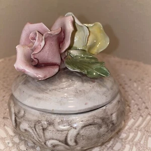 Scatola Polvere Porcellana Italiana Capodimonte 3D Rose Foglie Senza Difetti 4” x 4,5” Coperchio - Foto 1 di 17