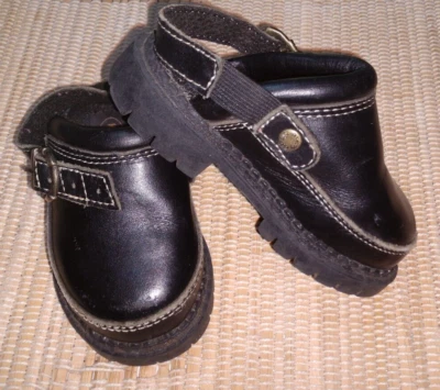 LUGZ - ZUECOS DE CUERO NEGRO - NIÑA PEQUEÑA / BEBÉ - TALLA 4 / UE 19.5 Cuero Superior Usado en Excelente Condición Foto 1 de 4