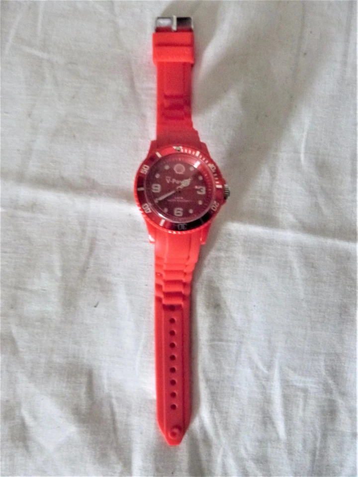 Aus einer Auflösung: Shell V - Power 5ATM Water Resistant Armbanduhr - Bild 1 von 3