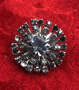 Precioso broche vintage pin enchufe con pedrería colores plata  - Imagen 1 de 6