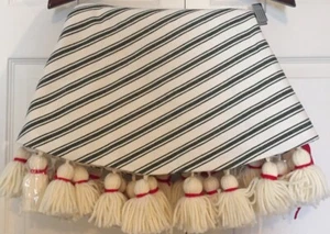 "Falda de árbol de Navidad con borla crema a rayas verdes magnolia 52"" Hearth & Hand" - Imagen 1 de 8