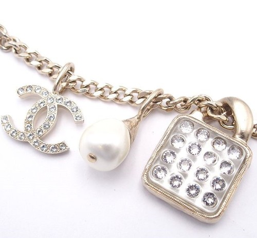 Collana lunga Chanel catena oro ciondoli 3 motivi marchio cocco sacchetto perle con scatola