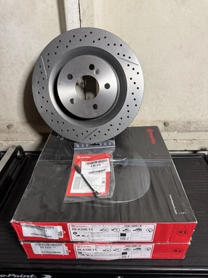 FOR MERCEDES C63 AMG W204 BREMBO DRILLED REAR DISCS 330MM & BREMBO PADS SENSOR - Image 1 of 3