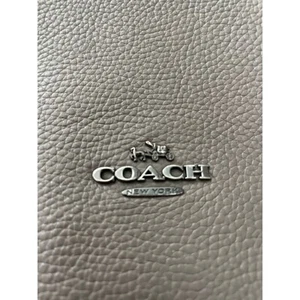 Bolso de hombro Coach Edie gris topo de cuero con cierre giratorio - Imagen 1 de 9