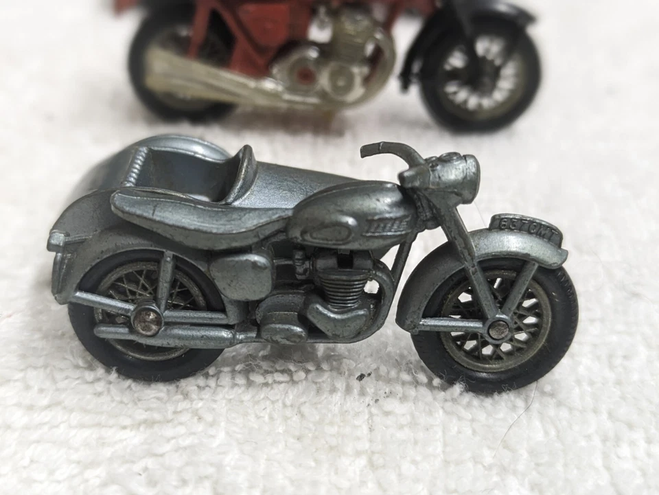 1960 Lesney Matchbox Y4 Triumph, #18 1974 Honda Bike Red, & lot of 8 other bikes - Image 1 of 4