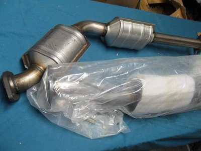 Juego de 2 convertidores catalíticos para Lincoln Town Car 2003-2011 Mercury Grand Marquis Foto 1 de 4