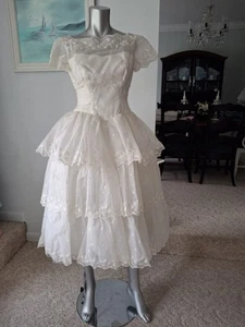 Vintage 1950s Wedding Dress Feminine Demure - Picture 1 of 11