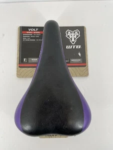 Sillín de bicicleta ancho de acero WTB Volt negro púrpura acolchado medio - Imagen 1 de 7