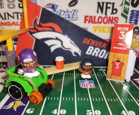 NFL 2023 (2022) Teenymates Series 11 Denver Broncos QB Russell Wilson fig/locker Cover