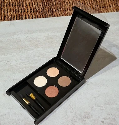 Elizabeth Arden 4 Eyeshadow Quad & Applicator Mirror Compact       (m3 - Image 1 of 3