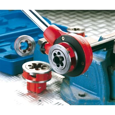 Draper 7 Piece Metric Plumbers Threading Ratchet Pipe Cutting Kit. 22496 - Image 1 of 4