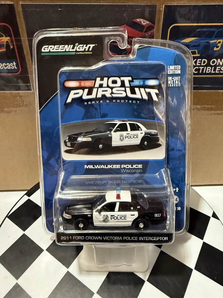 Ford Crown Victoria 2011 diecast Hot Pursuit Milwaukee Police Wisconsin 1/64 Foto 1 de 4