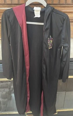 Harry Potter Gryffindor Niño’s Capa Negra, Sombrero, Gafas, Varita Disfraz Talla Única Foto 1 de 4