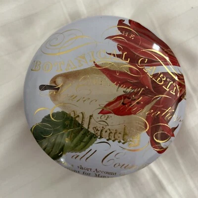 Gabinete botánico Fringe Studio RARO pera clara 6 OZ Vela en lata decorativa Foto 1 de 4