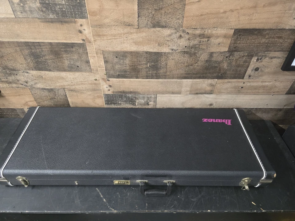 Estuche para Guitarra Ibanez Jem Carcasa Rígida Finales de los 80 Negro ROSA Logo Forrado en Rojo Foto 1 de 4