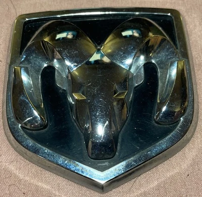 DODGE RAM CAMIÓN EMBLEMA PUERTA TRASERA INSIGNIA 02-05 DAKOTA 08-11 MOPAR 55077718 AA Foto 1 de 4