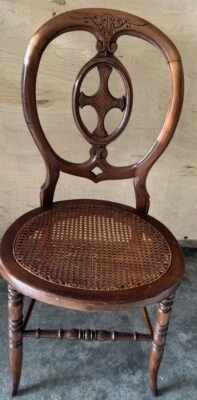 Silla de comedor antigua victoriana EASTLAKE de caña de nogal macizo tallada con fondo Foto 1 de 4