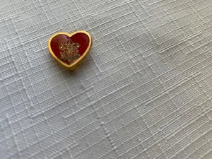 Vintage LIFE SCOUT Boy Scouts Rank Badge PIN Uniform Red Heart BSA Enamel - Bild 1 von 2