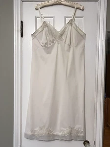 Vintage 1960s Van Raalte Ivory Full Slip Size 40 - Picture 1 of 6
