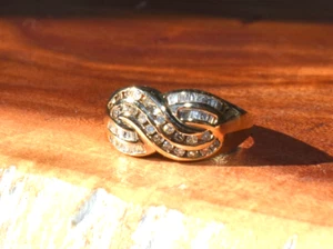 Estate 10K Yellow Gold 1 CTW Round Baguette Diamond Swirl Band Fashion Ring Sz-8 - Picture 1 of 9