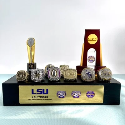 Juego de 2 trofeos y 8 anillos con vitrina LSU Tigers Baseball Championship Foto 1 de 2