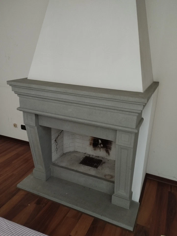 Cornice camino in pietra lavorata a mano colore grigio.  - Immagine 1 di 4