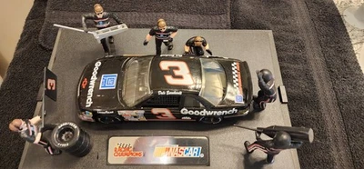 Racing Champions 1/24 Scale #3 Goodwrench Dale Earnhardt Sr Pit Stop Show Case - Image 1 of 3
