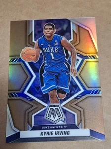 2022 KYRIE IRVING PANINI MOSAIC SILVER PRIZM CARD #22 DUKE CAVALIERS MAVERICKS - Foto 1 di 2