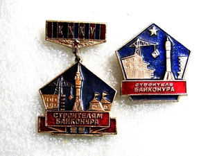 Raro 2 pines insignia URSS programa soviético - El constructor cosmódromo de Baikonur - Imagen 1 de 3