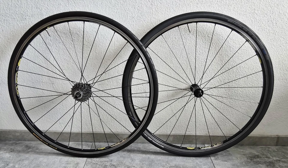 Mavic Cosmos Rennradfelgen mit Mavic Cosmos Naben und 9 fach Shimano Kassette - Bild 1 von 4