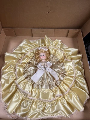 Редкая винтажная кукла Cinema Beauties, прикрепленная к картону, желтое платье с цветочным рисунком - Изображение 1 из 4