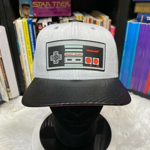 "NNINTENDO NES JOYSTICK / CONTROLADOR SOMBRERO SNAPBACK ""NUEVO CON ETIQUETAS" - Imagen 1 de 4