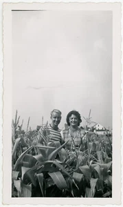 Couple in the Corn VTG Old Found Photo Snapshot Man Woman Farm Outdoors Fun - Picture 1 of 2