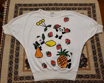 Camisa manga Dolman NOS VINTAGE NEW YORK KNITWORKS Pandas e frutas FOFA! Md - Imagem 1 de 4